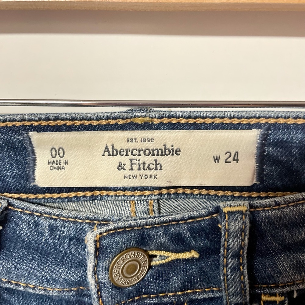Abercrombie edgy heavily distressed mid rise skinny w/embellishments denim - Picture 7 of 8
